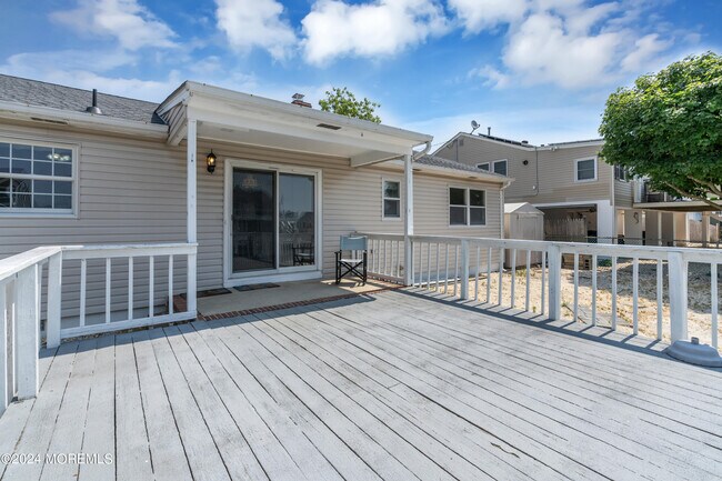 Building Photo - 205 S Shore Dr