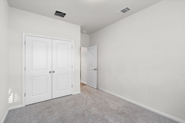 Building Photo - Huge 5-Bedroom Home for Lease in South Austin