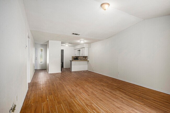 Building Photo - 6819 W Cleburne Rd