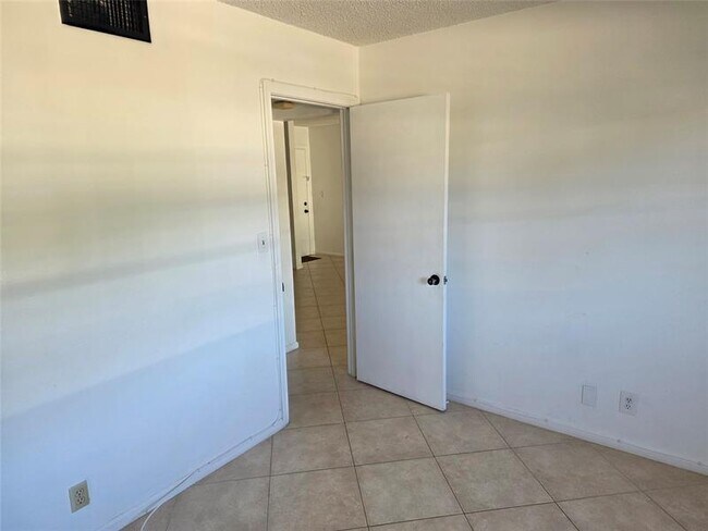 Building Photo - 959 SE 2nd Ave