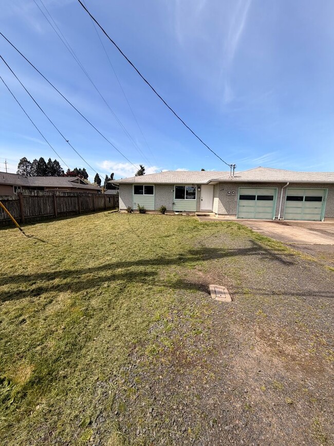 Building Photo - 2-Bedroom 1-Bathroom Duplex in Springfield
