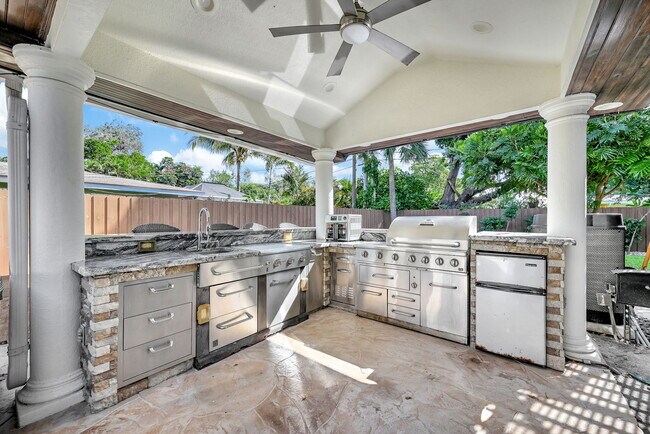 Building Photo - 836 Orchid Dr
