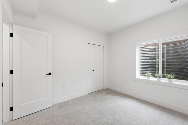 Building Photo - 1102 Summit St