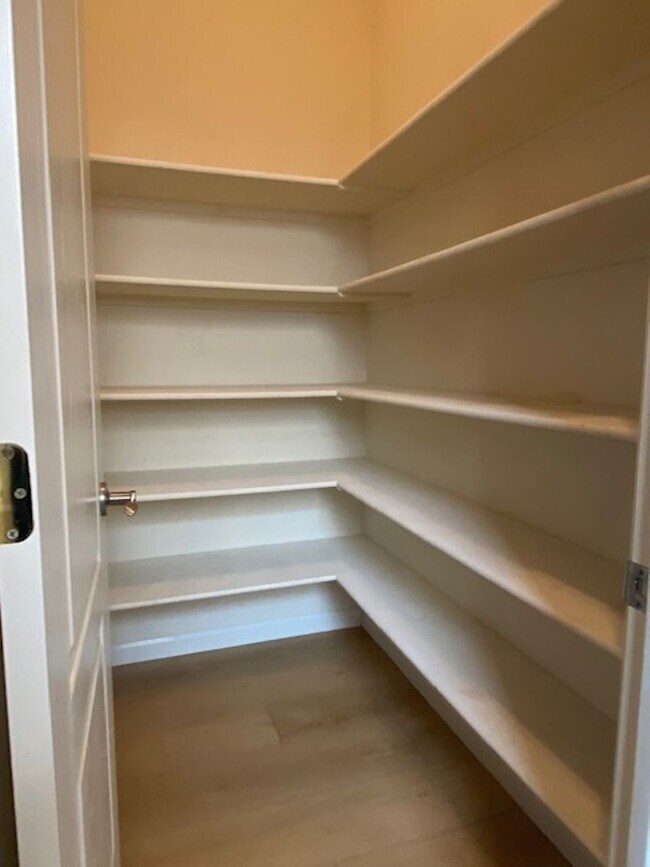 Building Photo - Available 12/1/25 Immaculate home in West ...