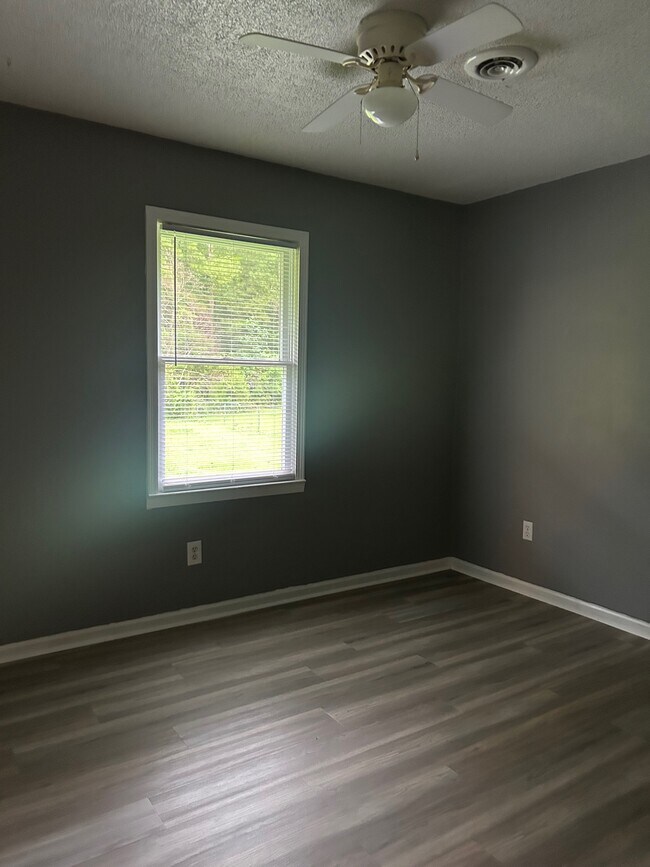 Building Photo - 3582 Greenwood Dr