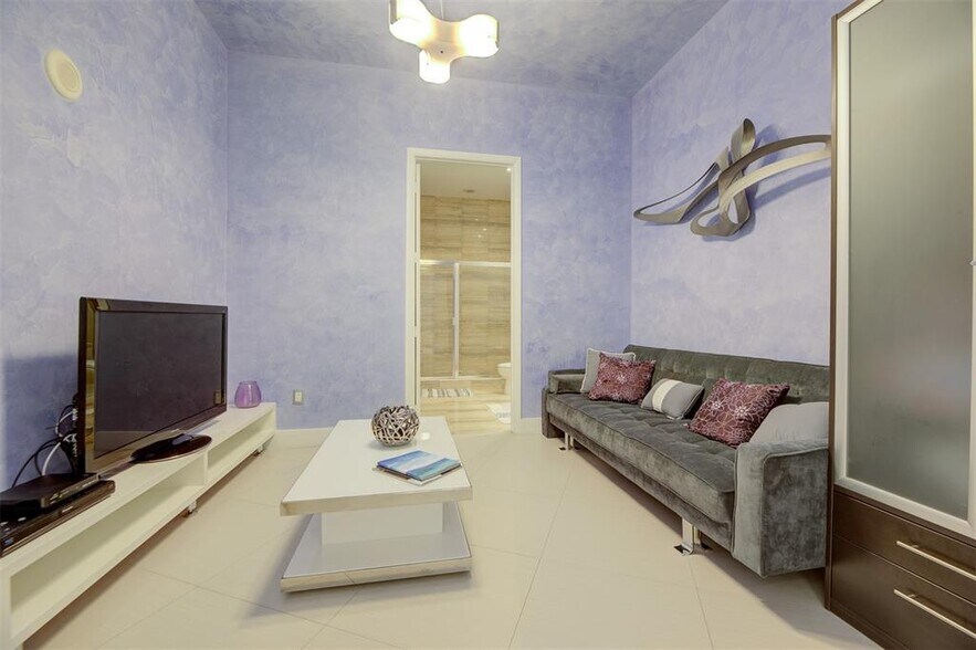 Sleeping Den with private full bath - 15901 Collins Ave