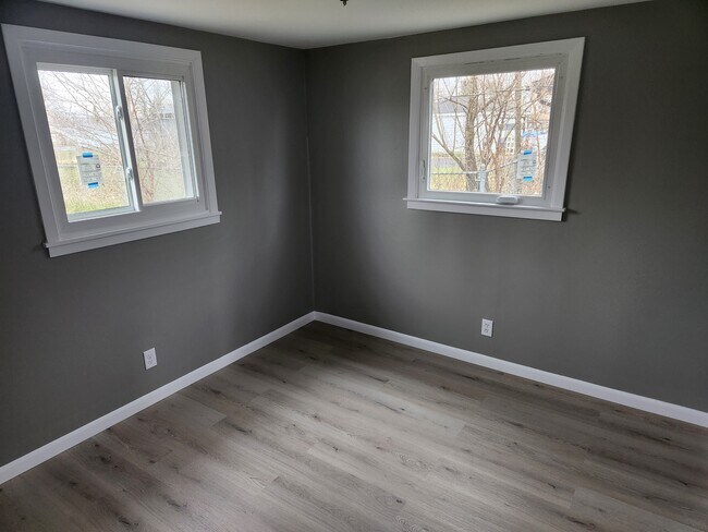 Building Photo - 910 W Windsor Ave