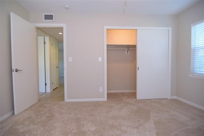 Building Photo - 606 12th Ave NE