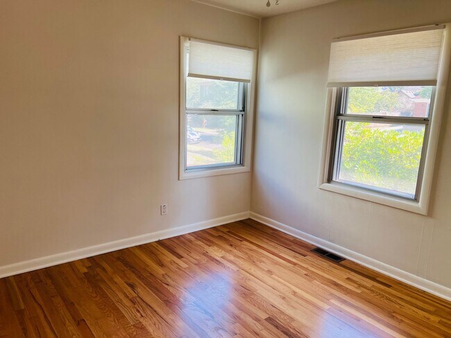 Building Photo - 3 Bedroom/1 Bath Bungalow in Woodstock neighborhood