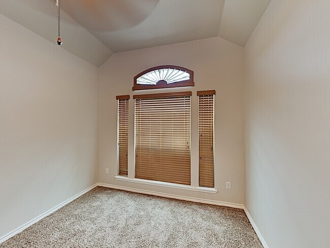 Building Photo - No Application Fees* $500 off 1st Months R...