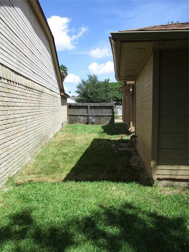 Building Photo - 19947 Mountain Dale Dr