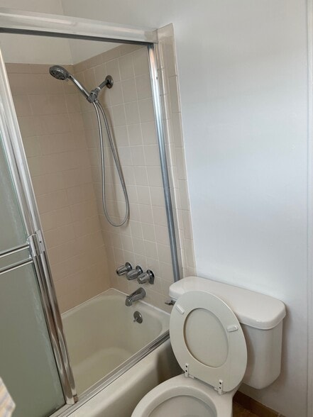 Tub/Shower - 116 Franklin Ct