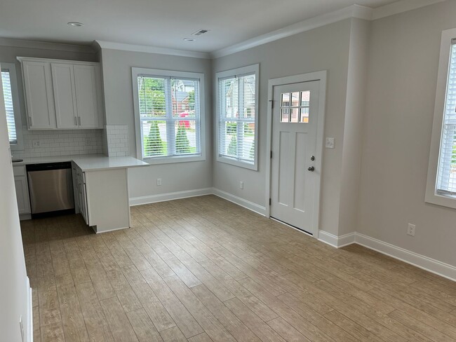 Building Photo - Beautiful 2 Bedroom Home in Commonwealth P...