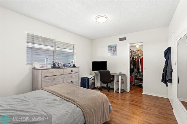 Building Photo - 2960 Riverside Dr