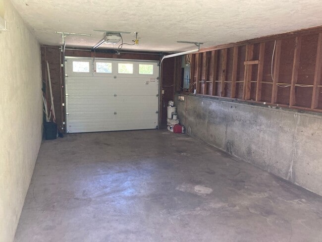 Building Photo - Nice 3 bedroom, 2 bath house in a great ne...