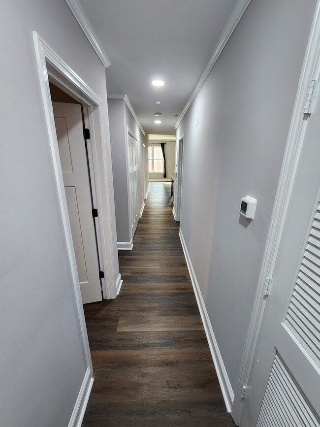 Building Photo - 405 W 7th St