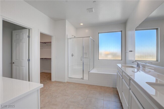 Building Photo - 882 Sycamore Falls St