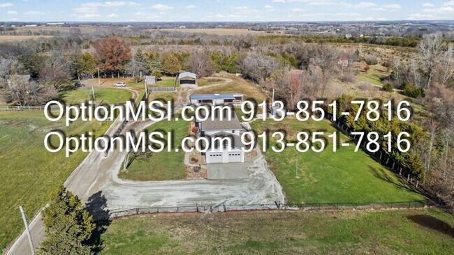 Building Photo - Country Charm Just Minutes From Lawrence!