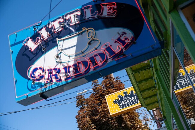 Building Photo - 1425 SE 41st Ave