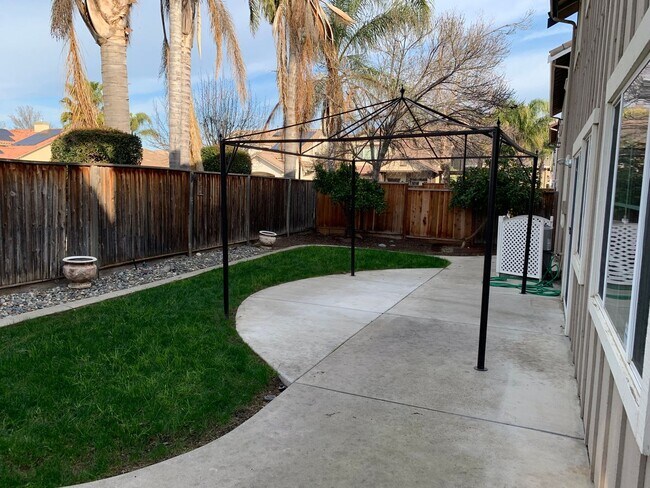 Building Photo - Beautiful 4 Bedroom, 3 Bath Brentwood Home