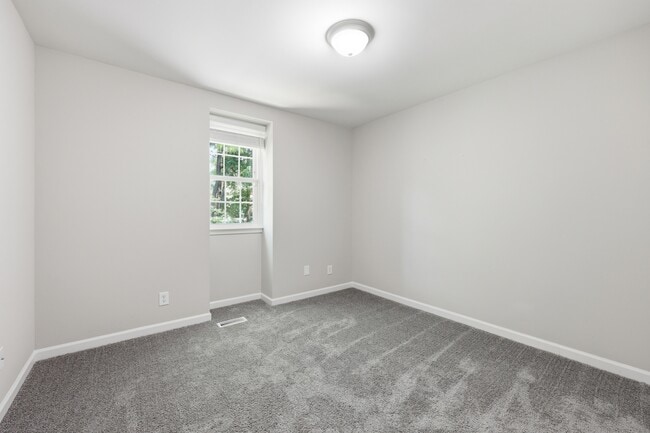 Building Photo - 8001 Regent Park Ln