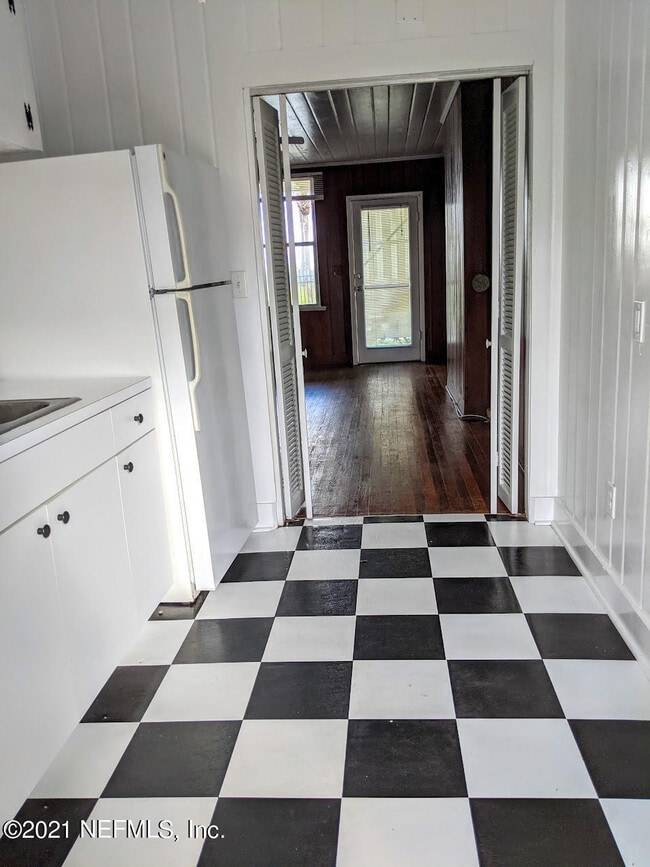 Building Photo - 2224 Ocean Dr S