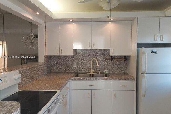 Building Photo - 1333 E Hallandale Beach Blvd