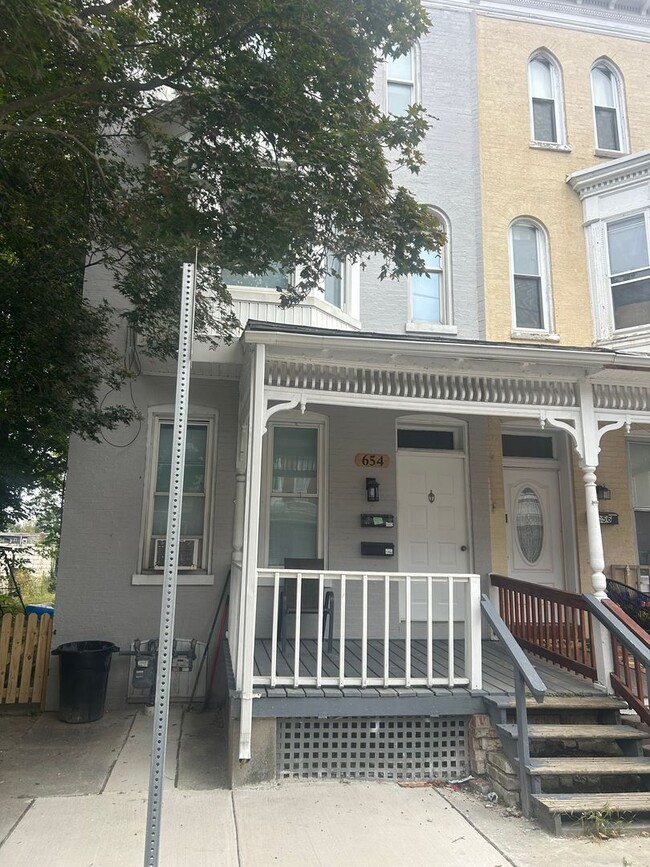 Primary Photo - 654 W King St