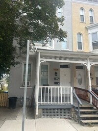 Building Photo - 654 W King St