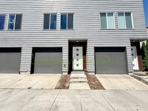 Building Photo - Modern 2-Bedroom Townhome on 3 Levels with Garage, A/C and Private Patio – Great SE Portland Loca...