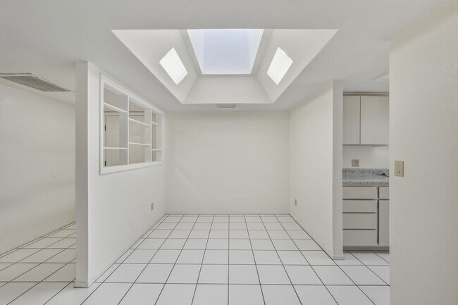 Building Photo - 6120 E Augusta Cir