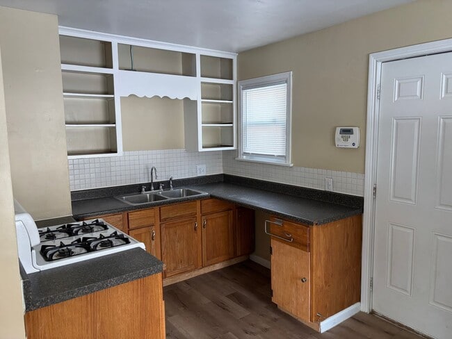 Building Photo - 3 Bedroom House