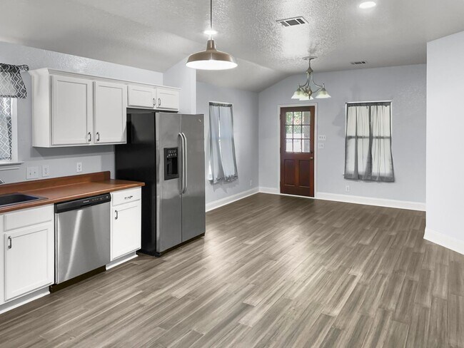 Building Photo - Immediate Move In Available