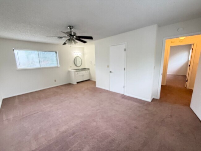Building Photo - 3 Bedroom Duplex: One bed Downstairs, 2 large bedrooms upstairs