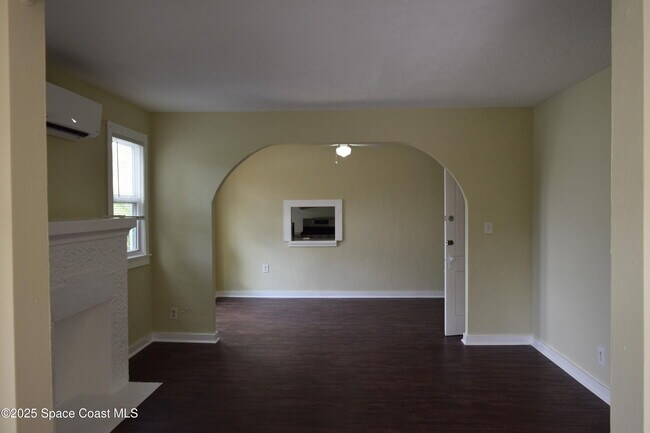 Building Photo - 658 Young St