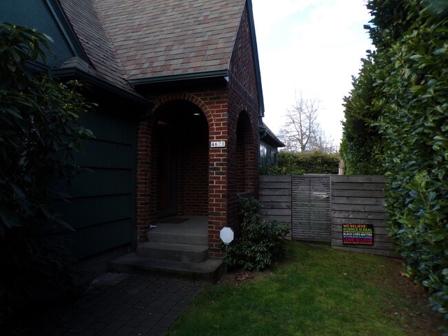 Building Photo - 4621 NE Royal Ct