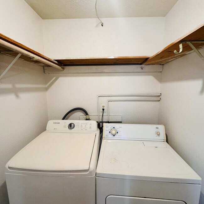 Building Photo - Welcome home to your 2 Bedroom | 1 Bathroom Apartment located in Nederland, TX.