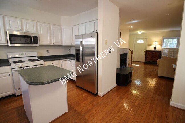 Building Photo - 2304 N Greenbrier Ct