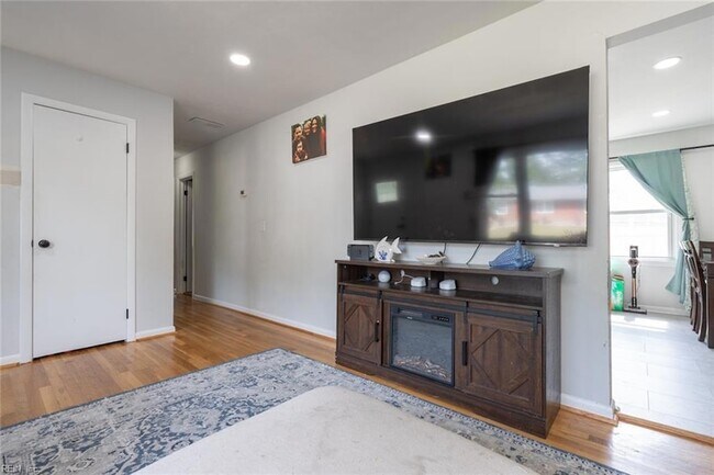 Building Photo - 1217 Lakeview Dr