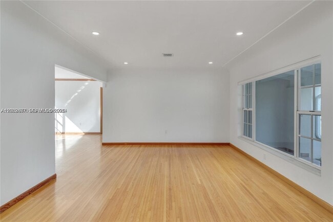 Building Photo - 4930 Riviera Dr