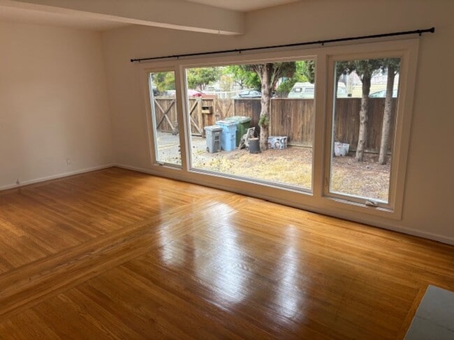 Building Photo - Beautiful Remodeled Berkeley 3 Bedroom Dup...