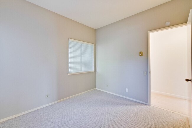 Building Photo - 1108 Shoreline Dr