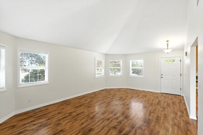 Building Photo - Single Family Ranch in Silverton