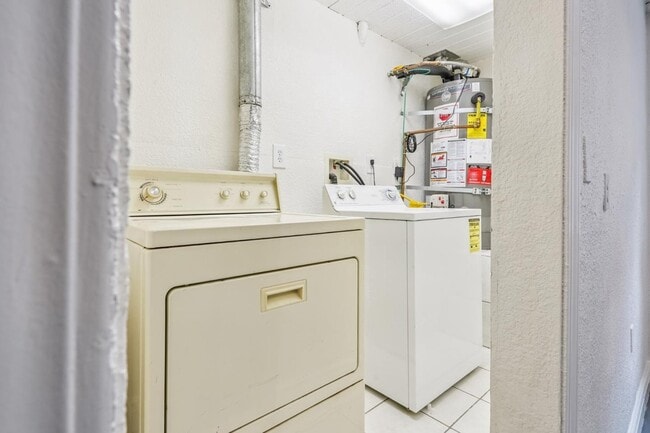 Building Photo - 6900 Thornhill Dr