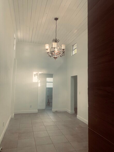 Building Photo - 401 NW 16th Ave