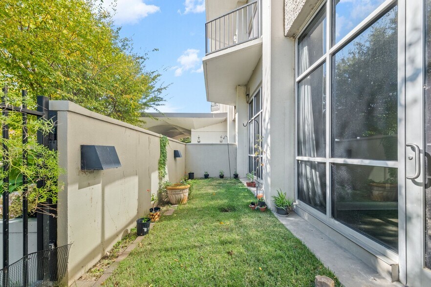 Building Photo - 655 Riverside Dr