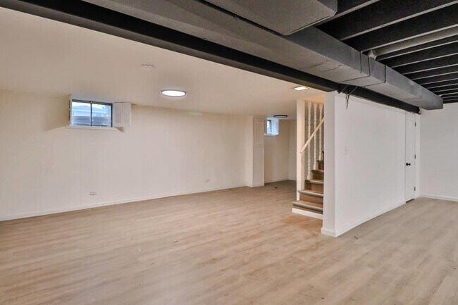 Building Photo - 30W162 Claymore Ln