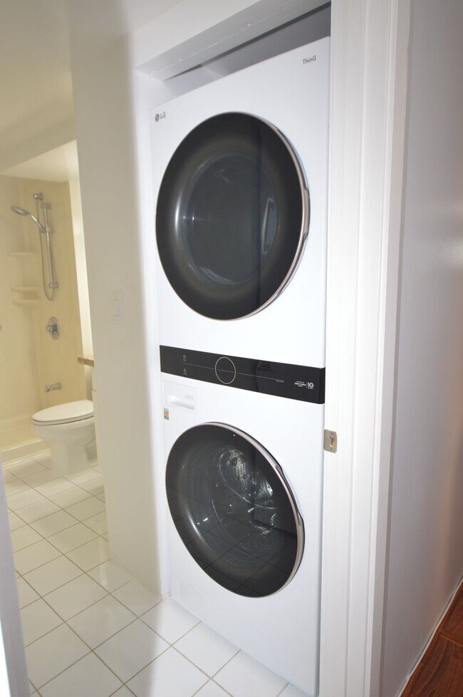 Building Photo - Fountain at Makiki - 3 bedroom, 2 bath con...