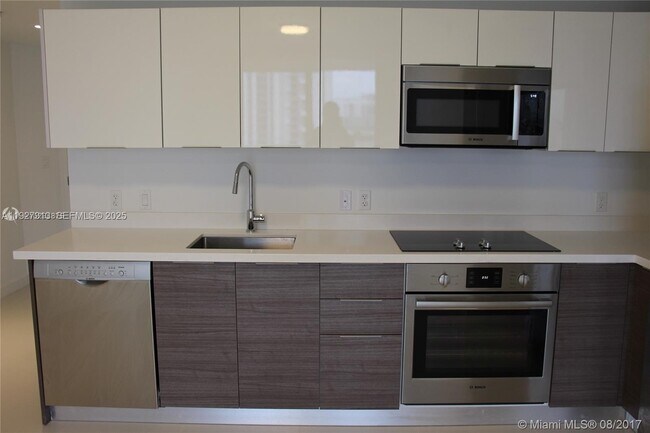 Building Photo - 1010 SW 2nd Ave