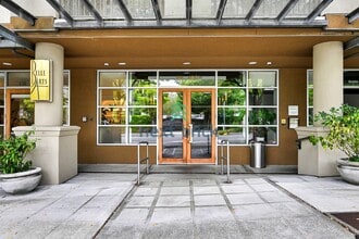 Building Photo - Charming Studio Condo in the Heart of Bellevue – Perfectly Cozy 422 Sq Ft Space!